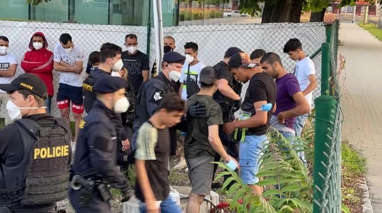В Праге задержали 29 нелегальных мигрантов. Видео погони